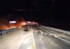 Bomberos rescatan a trailero tras volcadura en la Cuauhtémoc-Chihuahua