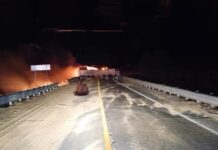Bomberos rescatan a trailero tras volcadura en la Cuauhtémoc-Chihuahua