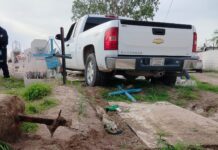 Mujer mayor se le bajó la presión manejando y derriba cinco tumbas en panteón de Delicias