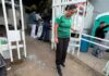Se encadena trabajadora del IMSS a reja sindical en Chihuahua durante protesta nacional