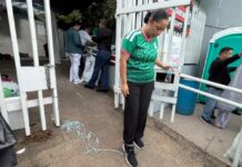 Se encadena trabajadora del IMSS a reja sindical en Chihuahua durante protesta nacional