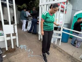 Se encadena trabajadora del IMSS a reja sindical en Chihuahua durante protesta nacional