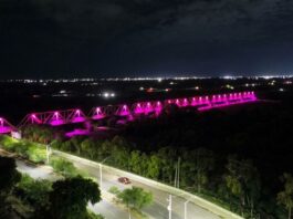 Iluminan de rosa el puente del Ferrocarril de Meoqui por lucha contra el cáncer de mama